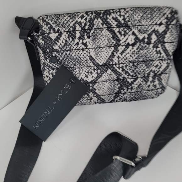 Kendall +Kylie Handbag Quilted Crossbody Bag black and white with key holder - Picture 7 of 8